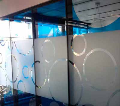 Transfarente, farbige Folie kombiniert mit Milchglasfolie als kreativer Sichtschutz für einen Konferenzraum. Ansicht Außenseite.