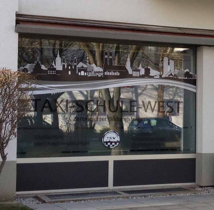 Schaufensterbeschriftung mit Klebebuchstaben sowie einem freigestellten Element - Skyline von München 