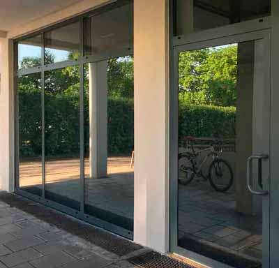 Eine Arztpraxis in München geschützt vor unangenehm hohen Temperaturen durch die außenseitige Montage einer spiegelnden Sonnenschutzfolie