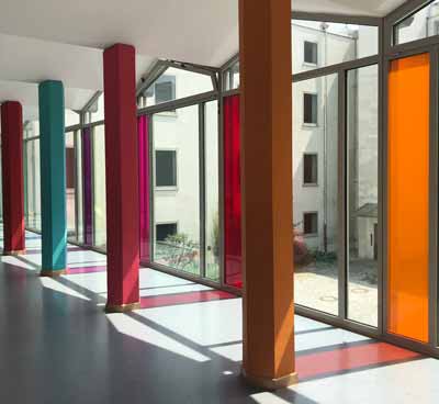 Farbige Glasdekorfolie zur Auflockerung in einem Münchner Gymnasium. Ansicht rechts.