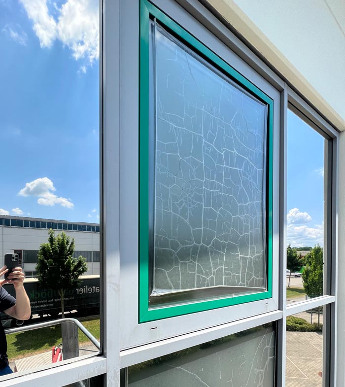 Alte Sonnenschutzfolie wird von einer Arbeitsbühne demontiert Alte Sonnenschutzfolie wird von einer Arbeitsbühne demontiert