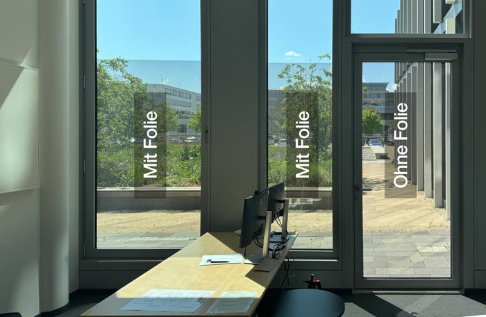 Die Fensterfront eines Familienzimmers wird 2m hoch mit Lochfolie als Sichtschutz beklebt. Innenseitige Ansicht