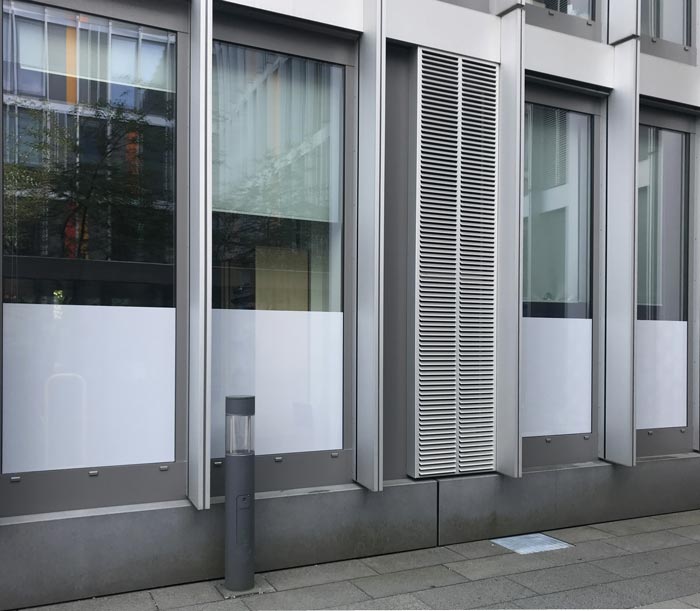 Mehrere Fenster mit Lochfolie blanko als Sichtschutz beklebt