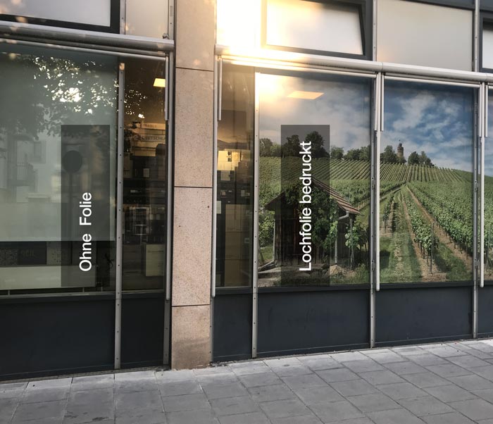 Lochfolie bzw. mikroperforierte Folie als Sichtschutz bedruckt mit Werbebotschaft. Außenseitige Ansicht.