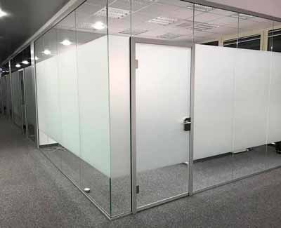 Milchglasfolie als Sichtschutzfolie für Glaswände eines Büros in München