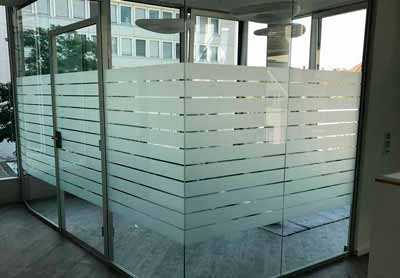 Milchglasfolie / Fensterfolie mit einem gleichmäßigen Streifenmuster für ein Ärztehaus in München