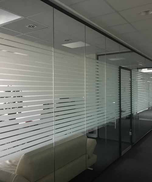 Sichtschutzfolie mit einem durchgehenden, gleichmäßigen Streifenmuster von Reflectiv ® (INT 245)